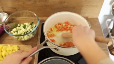 Kadını ilk gören kişi ahşap kaşıkla malzemeleri karıştırır. Ev yapımı yemek konsepti. Mutfağa. Yüksek kalite 4k görüntü