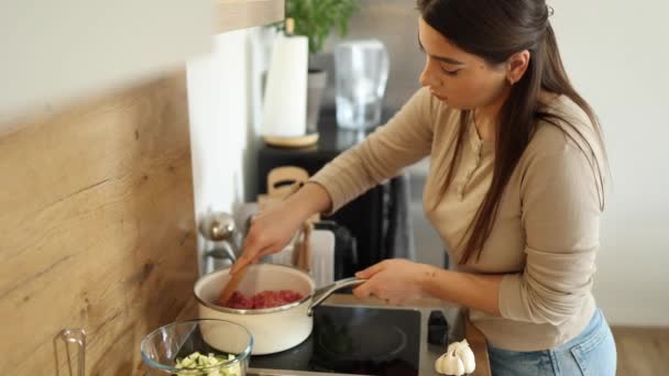 Πλευρική Άποψη Του Θηλυκού Προετοιμασία Λαχανικά Κατσαρόλα Γυναίκα Ανακατεύει Συστατικά — Αρχείο Βίντεο