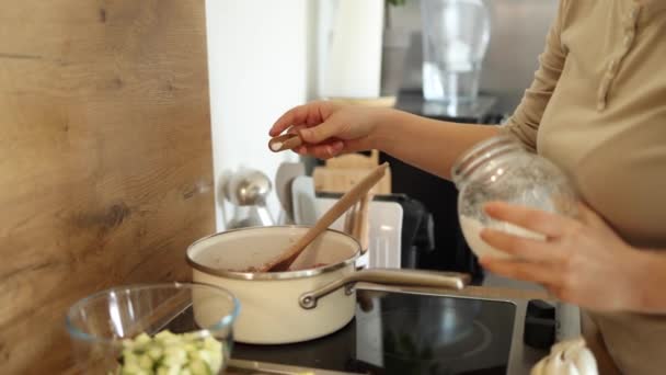 Primer Plano Mujer Añade Condimento Picante Concepto Comida Casera Cocina — Vídeo de stock