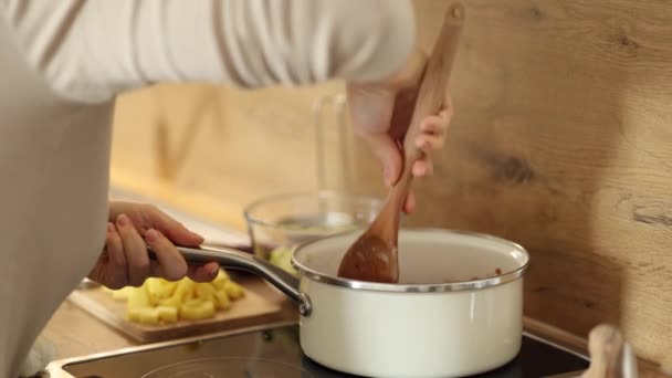 Close Mulher Mexe Ingredientes Com Uma Colher Madeira Conceito Comida — Vídeo de Stock