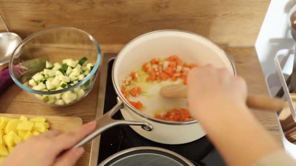 女性のファーストパーソンビューは 木製のスプーンで食材を攪拌 家庭料理のコンセプトを作った 台所だ 高品質4K映像 — ストック動画