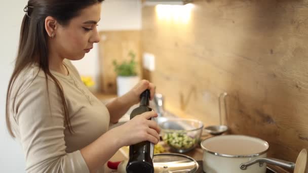 Красива Жінка Додає Оливкову Олію Куховарської Мексиканської Страви Кадри Високої — стокове відео