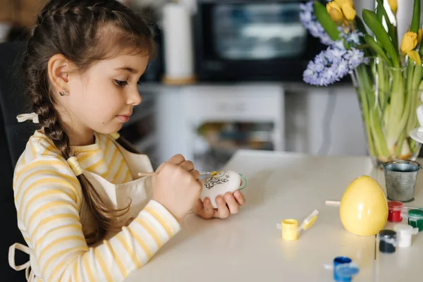 Счастливая Маленькая Девочка Рисует Пасхальные Яйца Кухне Симпатичные Девушки Веселятся — стоковое фото