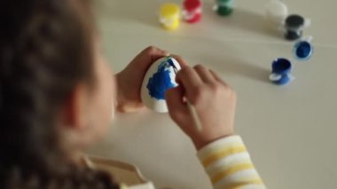 Paskalya yumurtası boyayan küçük bir kızı ilk gören kişi. Yüksek kalite 4k görüntü