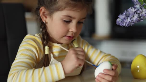 Cute Cztery Lata Dziewczyna Siedzi Stole Kuchni Malowanie Pisanki Żółto — Wideo stockowe