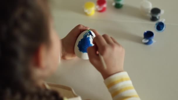 Вид Первого Лица Маленькой Девочки Рисующей Пасхальное Яйцо Высококачественные Кадры — стоковое видео
