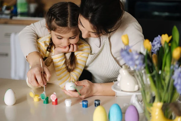 妈妈和女儿在厨房画复活节彩蛋的肖像 春假气氛 高质量的照片 — 图库照片