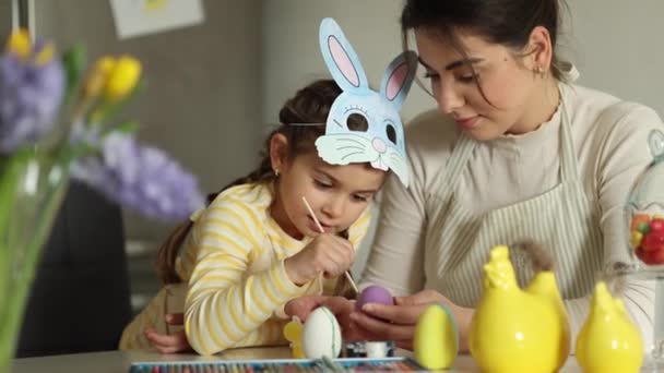 Wielkanoc Rodziną Urocza Dziewczyna Nosiła Maskę Króliczka Pomagała Mamie Malować — Wideo stockowe