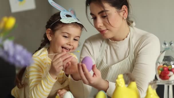 Linda Niña Puso Una Máscara Conejito Pascua Feliz Mamá Sonriendo — Vídeo de stock