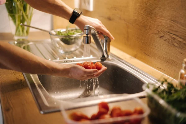 Närbild Människan Sköljer Små Tomater Köket Förbereder Vegansk Mat Hemma — Stockfoto
