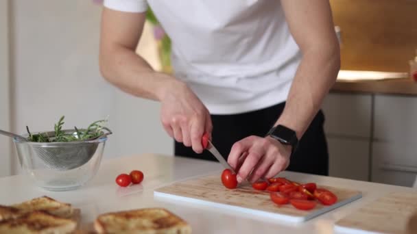 Zbliżenie Człowieka Kroi Małe Organiczne Pomidory Drewnianej Desce Czerwony Pomidor — Wideo stockowe