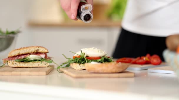 在三明治上倒入香醋的过程 Baguette Arugula和Mozzarella 意大利家庭制作的新鲜食品概念 高质量的4K镜头 — 图库视频影像