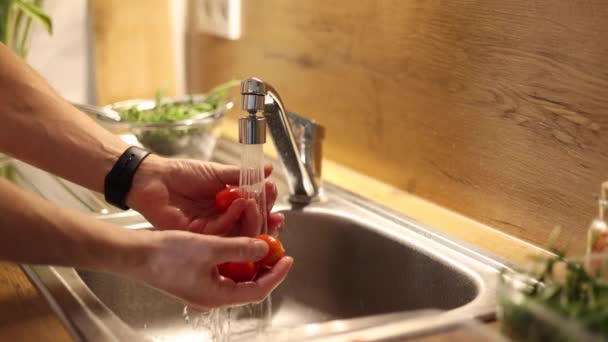 男人的特写在厨房里冲洗小西红柿 彻底洗净水槽里的蔬菜 高质量的4K镜头 — 图库视频影像