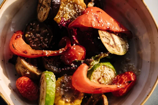 在盘子里放一些美味和健康的烤蔬菜 高质量的照片 — 图库照片