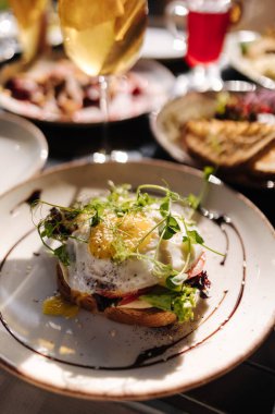 Restoranda nefis bir kahvaltı. Üstü yumurtalı tost. Yüksek kalite fotoğraf