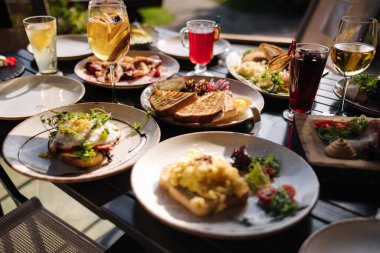 Yemek ve içeceklerle servis edildi. Terastaki restoran. - Evet. Yüksek kalite fotoğraf