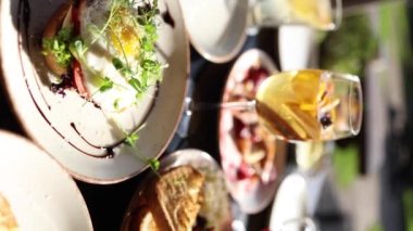 Yemek ve içeceklerle servis edildi. Terastaki restoran. Yüksek kalite 4k görüntü