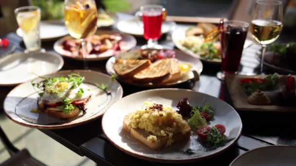 Table Servie Avec Nourriture Boissons Restaurant Sur Terrasse Images Haute — Video