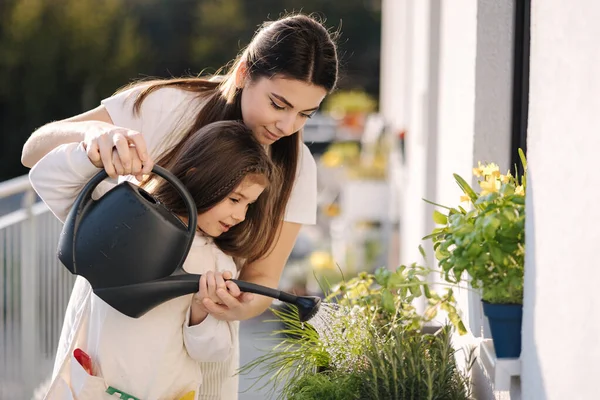 Boldog Lány Öntözi Növényeket Gyönyörű Anyjával Lányok Fényes Általános Kertészkedés — Stock Fotó