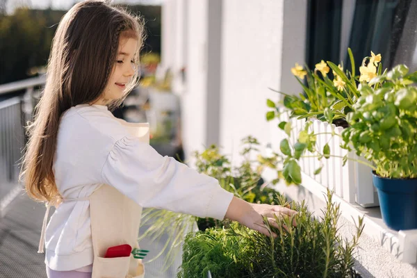 Čtyřletá Dívka Pestrém Celkovém Stavu Stojí Vedle Květináče Připravuje Přistání — Stock fotografie
