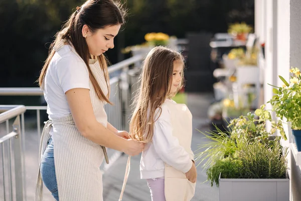 Gyönyörű Fiatal Anyuka Segít Lányának Hogy Öltözzön Fel Általában Kertészkedéshez — Stock Fotó