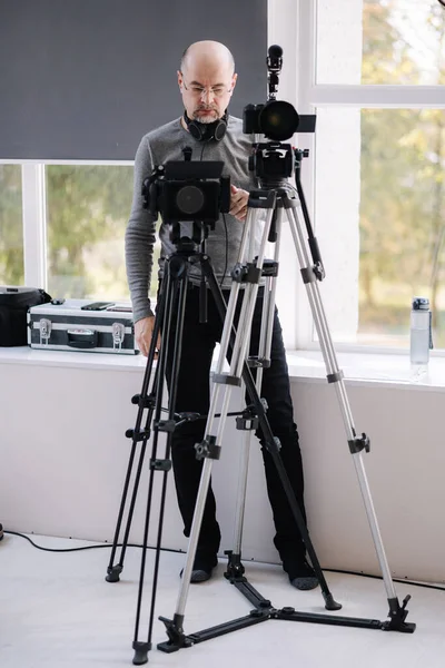 Videógrafo Usa Duas Câmeras Paralelo Para Filmar Clipe Estúdio — Fotografia de Stock