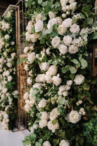 Κοντινό Πλάνο Λευκά Φρέσκα Λουλούδια Στην Γαμήλια Αψίδα Διακόσμηση Πλούσια — Φωτογραφία Αρχείου