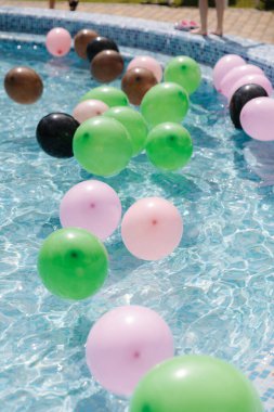 Yüzme havuzunda bir sürü balon var. Yaz havuz partisi için hazırlık. Yüksek kalite fotoğraf