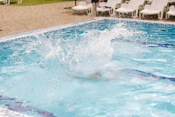 Water Splashes Man Jumping Diving Swimming Pool High Quality Photo — Stock Photo, Image