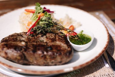 Taze ve lezzetli domuz filetosu bifteği ve soslu. Kırsal restoran yemekleri. Yüksek kalite fotoğraf