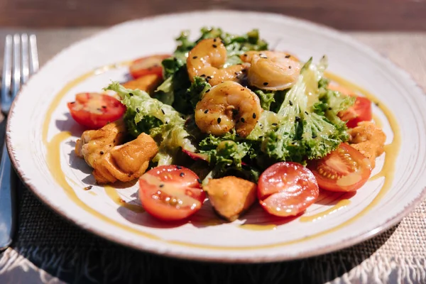 Warmer Salat Mit Garnelen Und Soße Gesunde Ernährung Freien Hochwertiges — Stockfoto