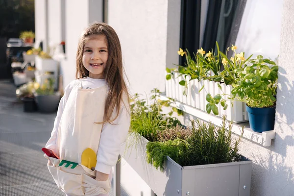 Kislány Állni Erkélyen Közel Virágágyás Felkészülés Kertészkedés Kiváló Minőségű Fénykép — Stock Fotó