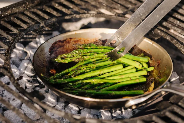 Close Green Frying Asparagus Outdoor Bbq Grill Dalam Bahasa Inggris — Stok Foto