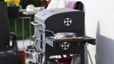 Terasta boş barbekü ızgarası fotoğrafı. Yüksek kalite 4k görüntü