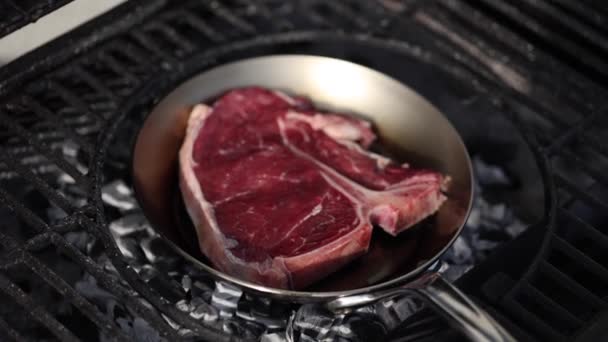 Lekkere Biefstuk Wordt Gebakken Een Koolstofstalen Pan Die Hete Kolen — Stockvideo