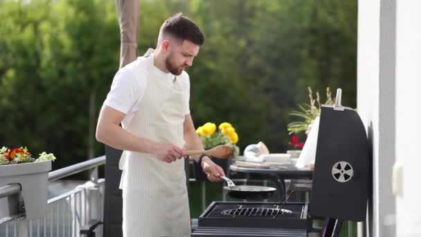 Handsome Bearded Man Hold Carbon Steel Pan Preparing Frying Meat — Stock Video