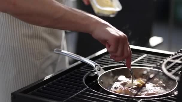 Chef Macho Preparando Filete Bone Sartén Acero Carbono Aire Libre — Vídeo de stock