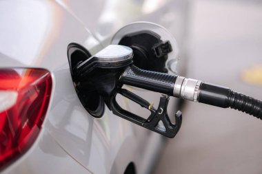 Benzin istasyonunda yakıt ikmali. Benzin pompası benzin deposundaki benzin deposunu dolduruyor. Petrol krizi konsepti. Yüksek kalite fotoğraf