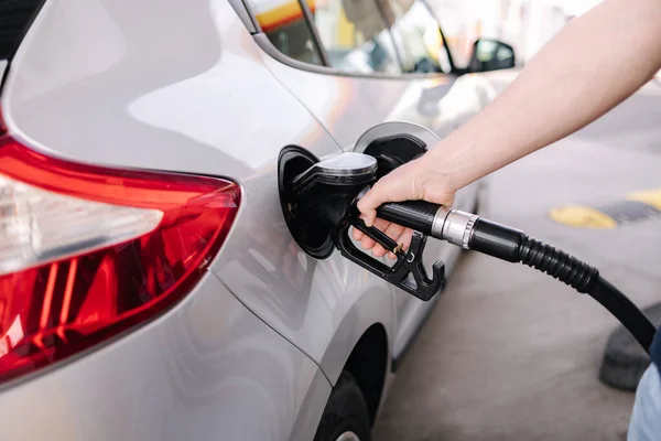 Omul Care Alimentează Maşina Benzinărie Închiderea Șoferului Pompând Mașina Benzină Fotografie de stoc
