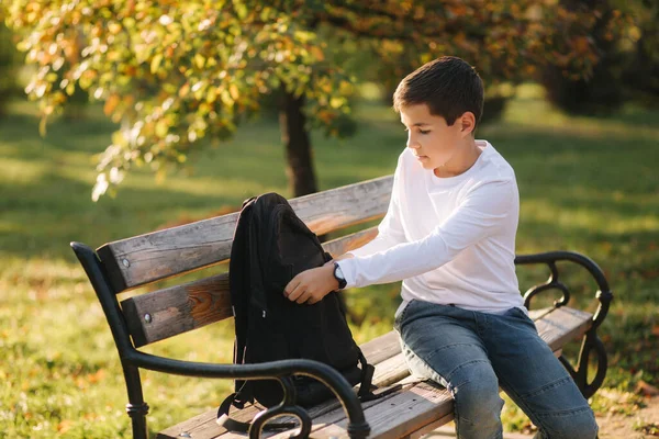 Przystojny Nastolatek Bierze Plecaka Powerbark Ładowanie Smartfona Cute Boy Parku — Zdjęcie stockowe