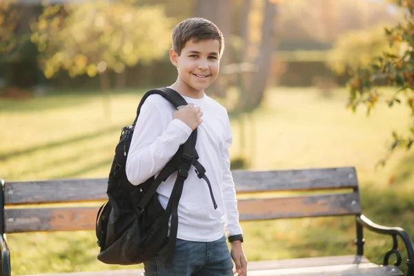 少年は朝学校に行く ハッピーティーンで白いシャツとともに黒バックパック勉強に行きます — ストック写真