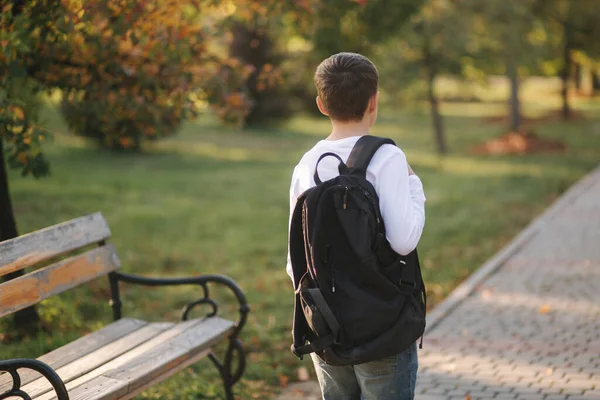 Zpětný Pohled Teenagera Jak Chodí Školy Mladý Muž Bílé Mikině — Stock fotografie