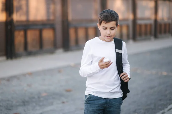 Teenage Boy Use Wireless Headphones Listening Music — ストック写真