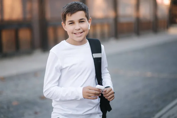 Έφηβο Αγόρι Χρησιμοποιεί Ασύρματα Ακουστικά Για Ακούει Μουσική — Φωτογραφία Αρχείου