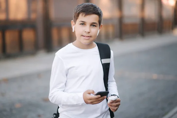 Tiener Jongen Gebruik Draadloze Hoofdtelefoon Voor Het Luisteren Van Muziek — Stockfoto