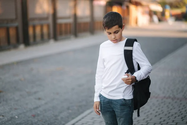 Porträtt Glad Leende Tonåring Pojke Vit Tröja Med Ryggsäck Utanför — Stockfoto