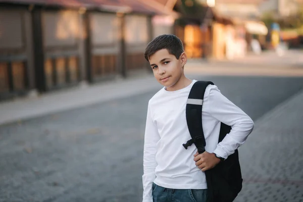Портрет Щасливого Усміхненого Хлопчика Підлітка Білому Светрі Рюкзаком Зовні — стокове фото