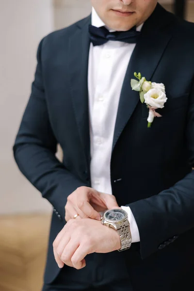 Großaufnahme Eines Jungen Mannes Eleganten Dunkelblauen Anzug Der Eine Uhr — Stockfoto