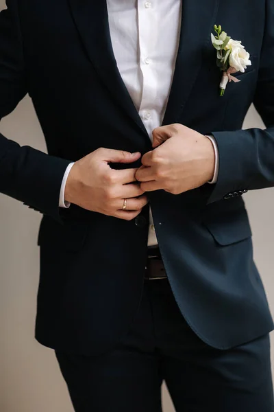Die Mittlere Auswahl Des Bräutigams Drückt Den Knopf Seinem Anzug — Stockfoto