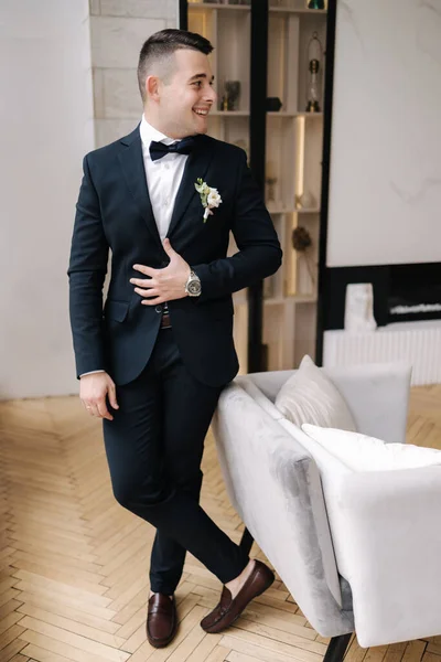 Schöner Bräutigam Eleganten Dunkelblauen Anzug Bereitet Sich Auf Den Hochzeitstag — Stockfoto